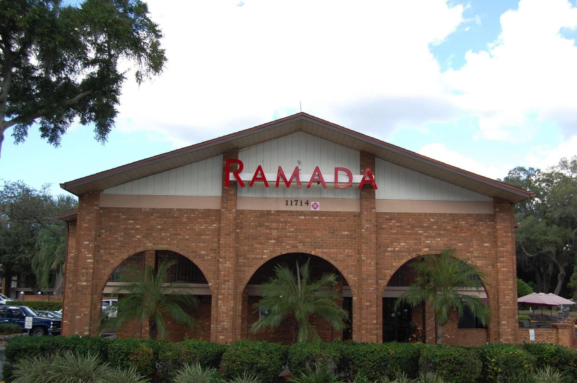 Готель Ramada By Wyndham Temple Terrace/Tampa North Екстер'єр фото